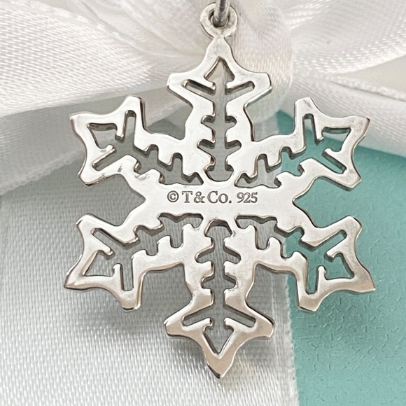RARE Tiffany & Co Snowflake charm necklace silver 925 cutout large - Picture 3 of 6